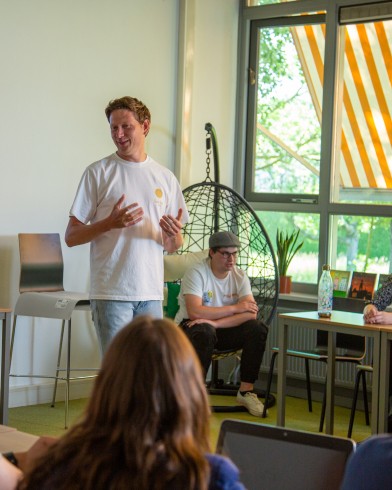 Een docent staat voor de klas