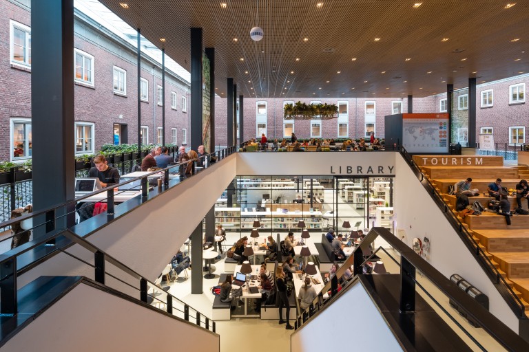 De vide in het Horizon gebouw, met zicht op de Library