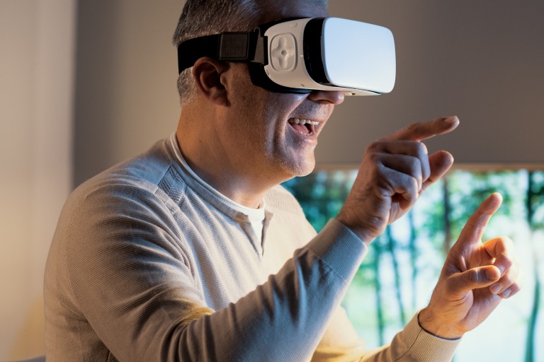 Een man draagt een VR-bril