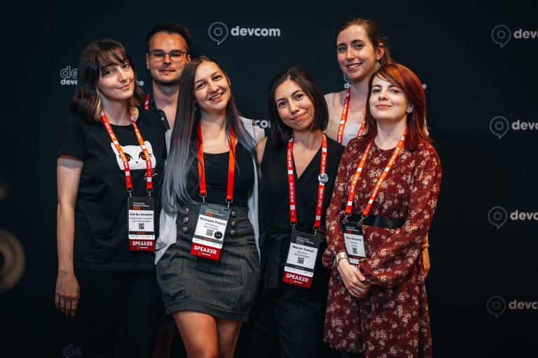 Groepsfoto van zes studenten op de Devcom conferentie