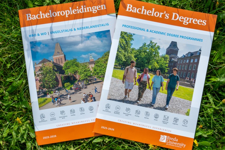 Twee brochures van de BUas Bacheloropleidingen