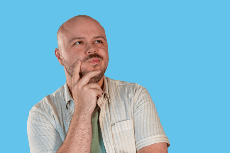 Een jongen heeft zijn hand bij zijn kin en denkt na