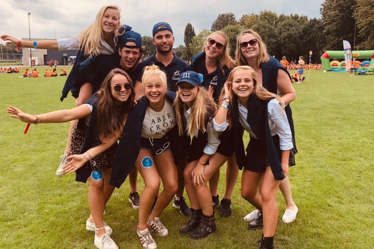 Groepsfoto van studenten op een sportveld