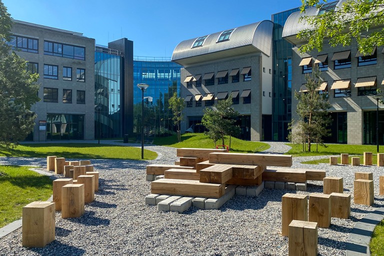 Houten banken voor het Frontier gebouw van BUas
