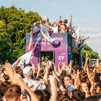 Pride mensen op een wagen