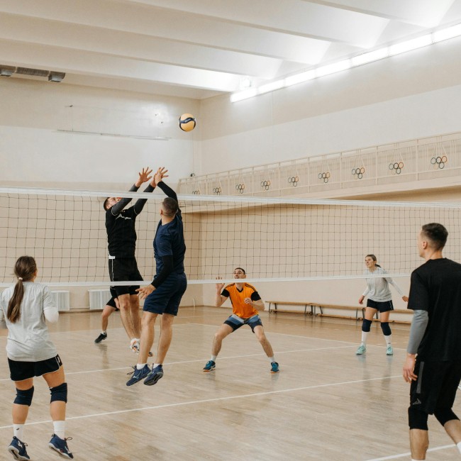 Students playing volleybal