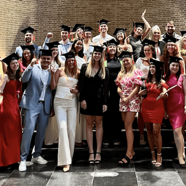 Groepsfoto van afgestudeerde studenten TDM