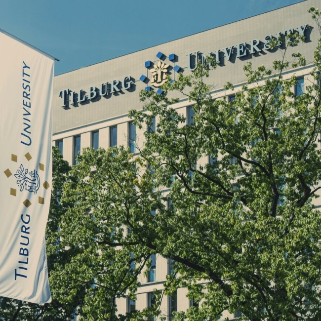 Gebouw en vlag van Tilburg University 